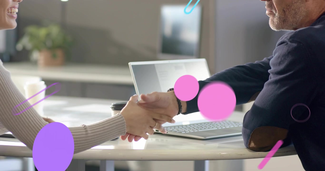 Donna che si protende per stringere la mano a un uomo d'affari, con forme animate sopra il laptop che chiudono un affare.