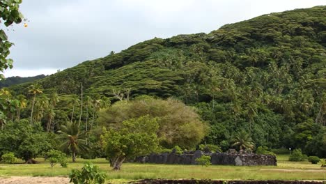 paisaje alrededor del lugar sagrado del santuario taputapuatea marae, raiatea, islas de la sociedad, polinesia francesa