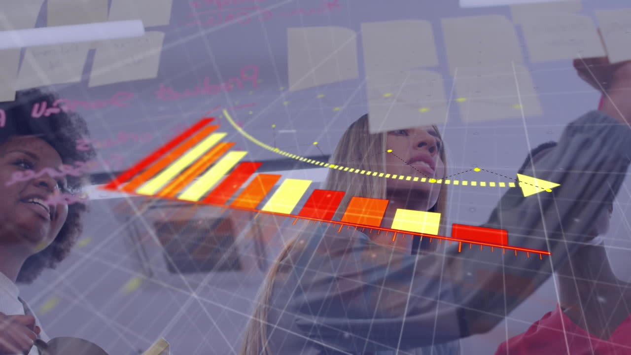 animación de gráfico en caída, vista de ángulo bajo de diversos compañeros de trabajo discutiendo estrategia en notas adhesivas