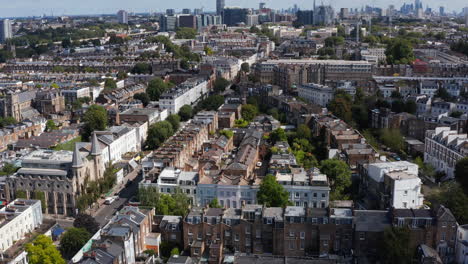 Imágenes-Panorámicas-Aéreas-De-Diapositivas-Y-Panorámicas-De-Casas-En-Barrios-Urbanos.-Incline-Hacia-Arriba-Revelando-El-Paisaje-Urbano.-Londres,-Reino-Unido