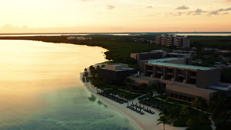 romántica puesta de sol sobre punta nizuc, cancún - méxico