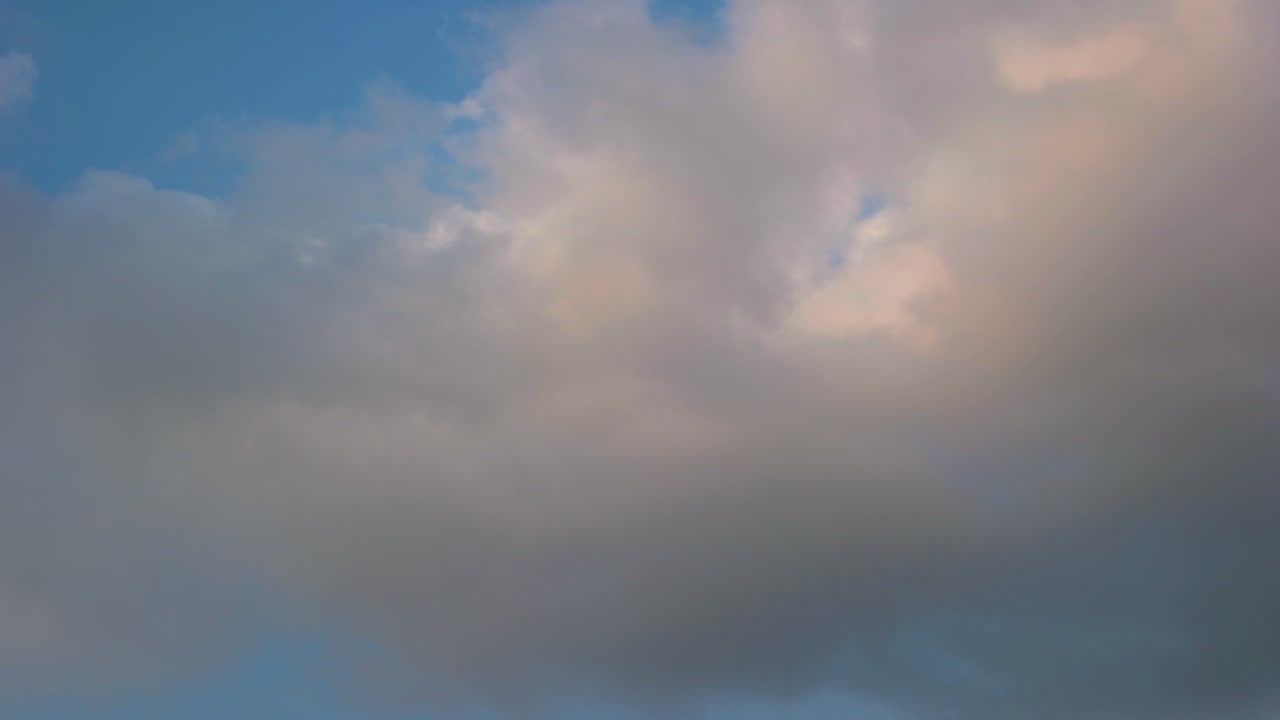 푸른 하늘 배경에 어둡고 흰 구름의 timelapse