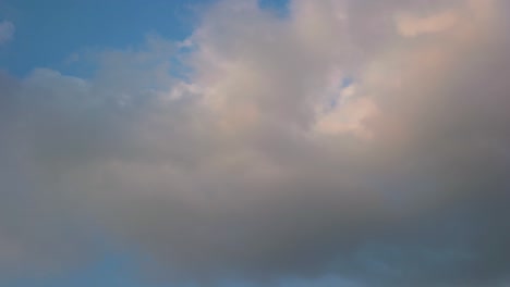 timelapse de nubes oscuras y blancas sobre fondo de cielo azul