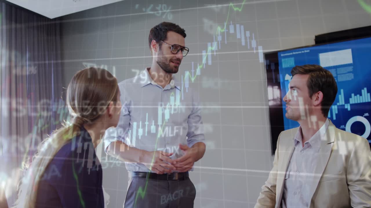 animación del procesamiento de datos financieros sobre diversas personas de negocios en la oficina