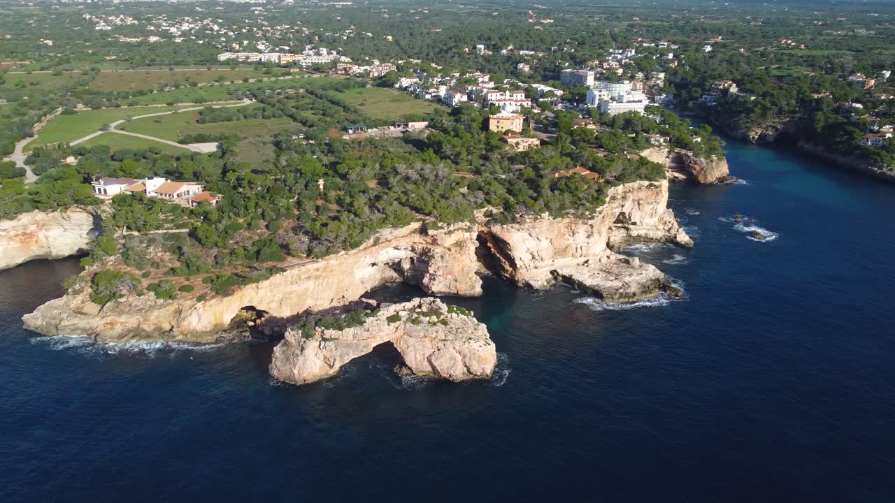 Vista dall'alto dell'arco di roccia Es Pontas