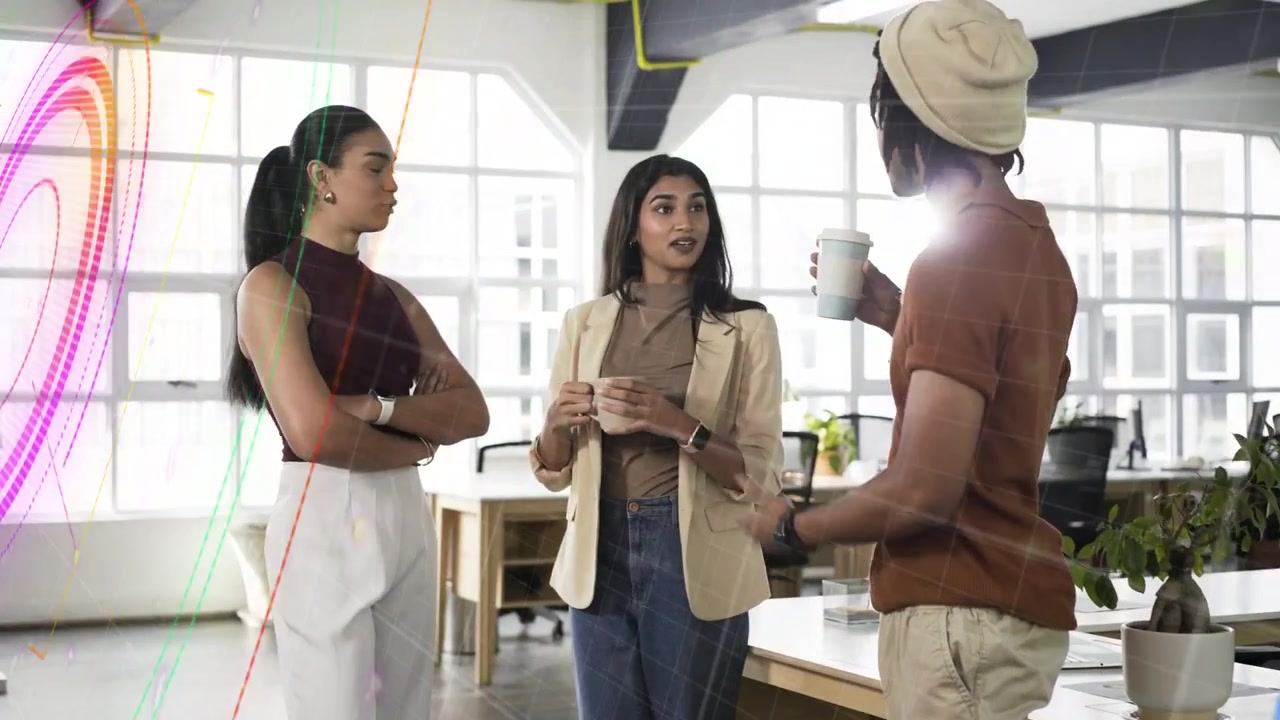 Người phụ nữ ở giữa nâng cốc và trình bày ý tưởng trong văn phòng, nhóm lắng nghe khi các lớp phủ màu sắc lướt qua