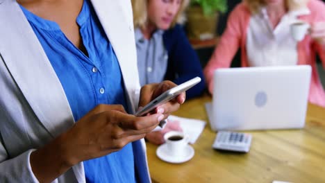 Frau-Schreibt-Textnachrichten-Auf-Dem-Mobiltelefon-In-Der-Cafeteria