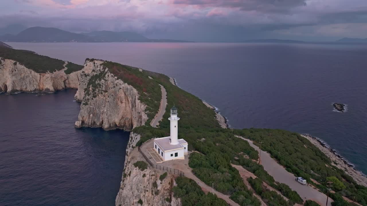 Il faro fronteggia l'imminente crepuscolo sotto cieli scuri, Lefkada, Grecia