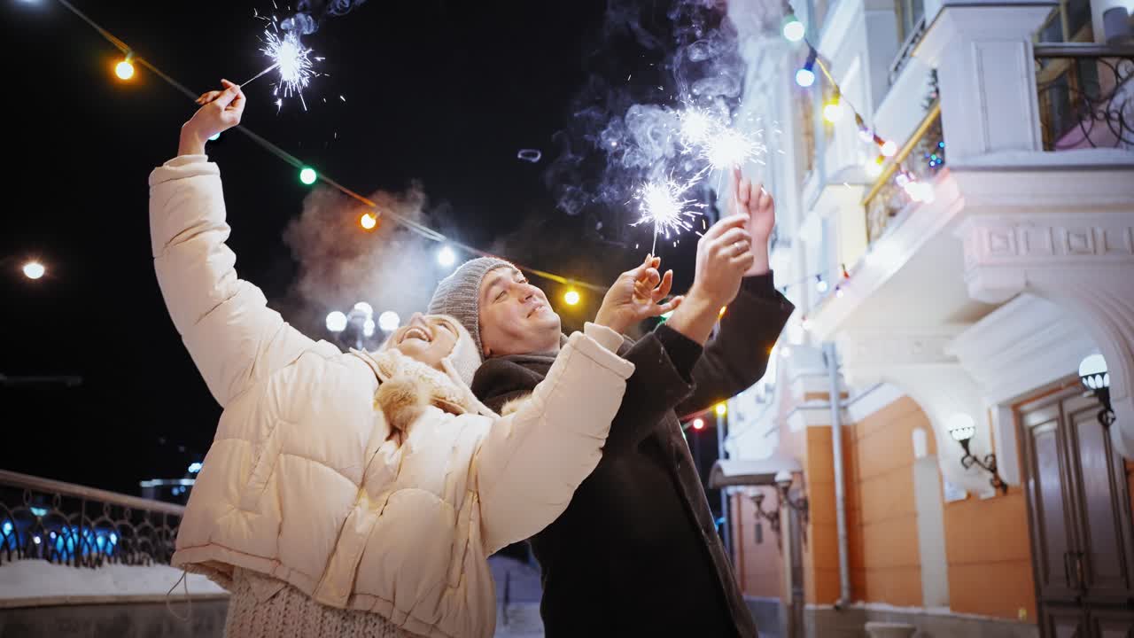 Coppia che festeggia Capodanno