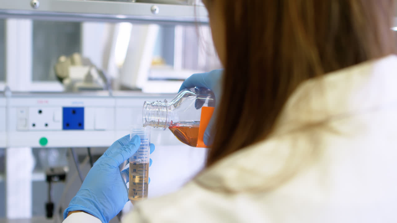 실험실에서 실험하는 과학자 4k