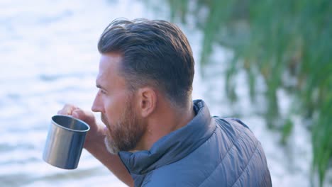 Männlicher-Wanderer-Beim-Kaffeetrinken-In-Der-Nähe-Eines-Sees-4k