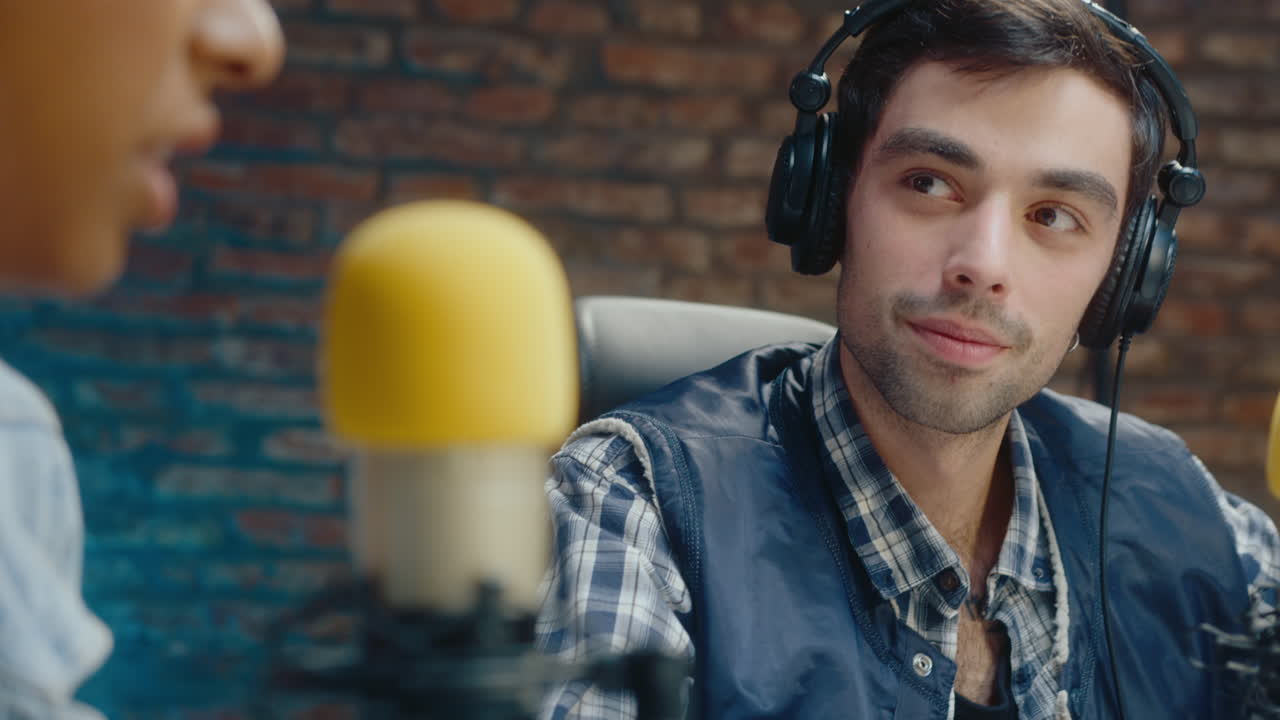 entrevista de podcast en el estudio