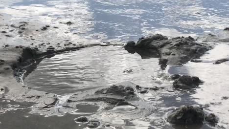 Meerwasser,-Das-Sanft-In-Ein-Sandloch-Am-Strand-Fließt