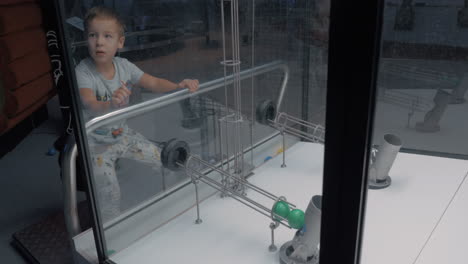 niño divirtiéndose con un juego de pelota en un parque de atracciones