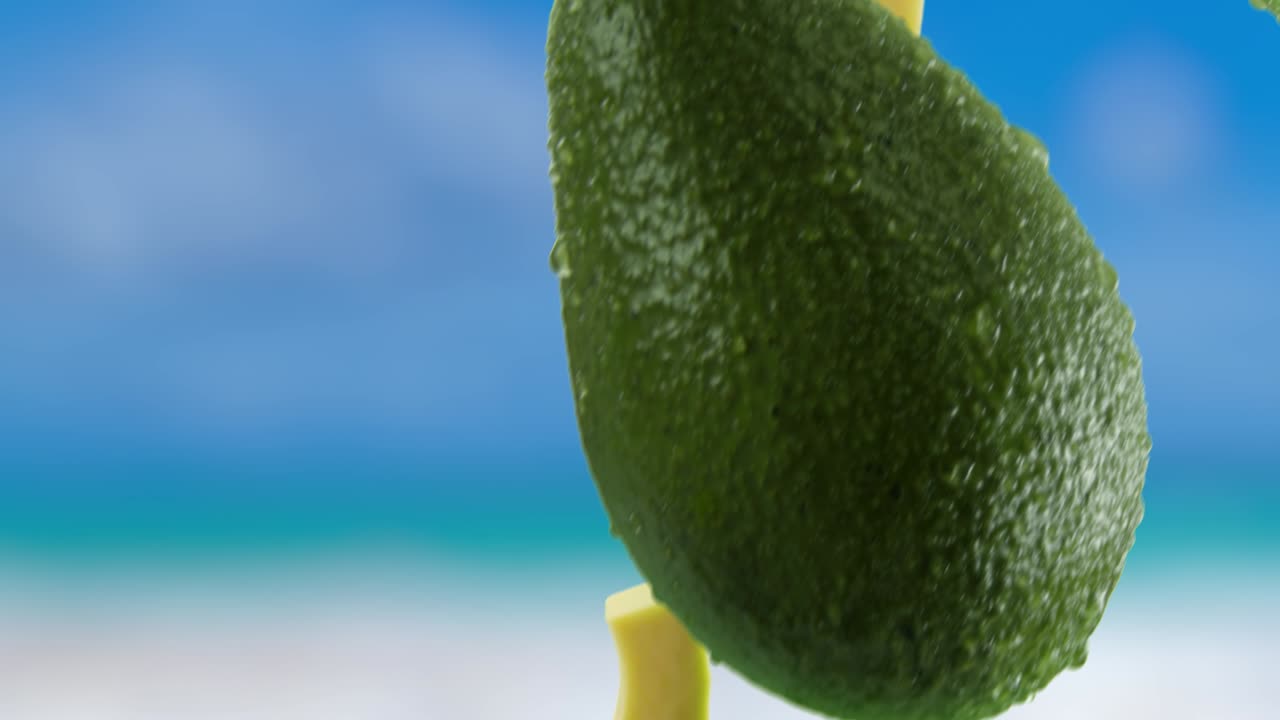 aguacate con rebanadas cayendo en el fondo del cielo