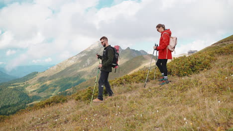 excursionistas en las montañas