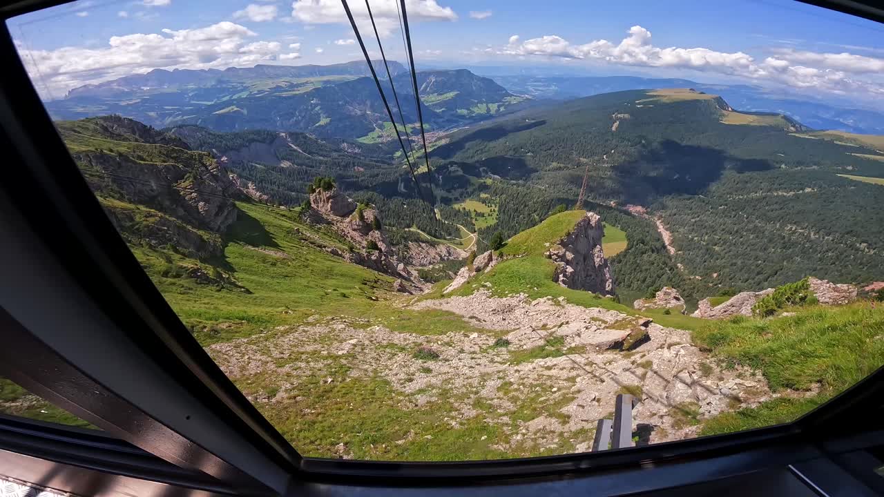 La funivia che sale il monte Seceda nelle dolomiti italiane