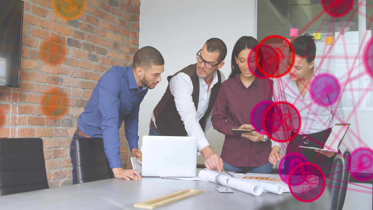 animación de iconos conectados globos sobre diversos compañeros de trabajo compartiendo ideas en la oficina