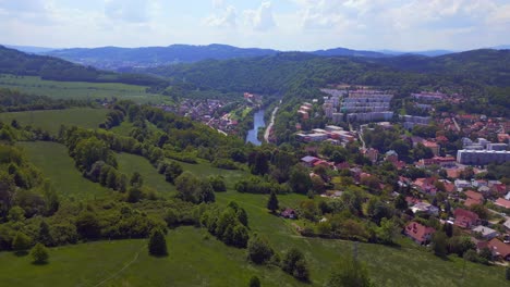 espectacular vista aérea de arriba del vuelo alrededor de la capilla en la colina de la montaña, krumlov república checa verano 2023