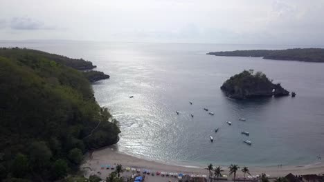 Erstaunliche-Luftaufnahme-Flugpanorama-übersicht-Drohnenaufnahme-Nusa-Penida-Ist-Ein-Unglaublicher-Ort-Für-Einen-Besuch-In-Indonesien-Die-Augen-Von-Reisenden-Haben-Einen-Blick-Auf-Eine-Erstaunliche-Naturlandschaft-Filmisch-Von-Philipp-Marnitz