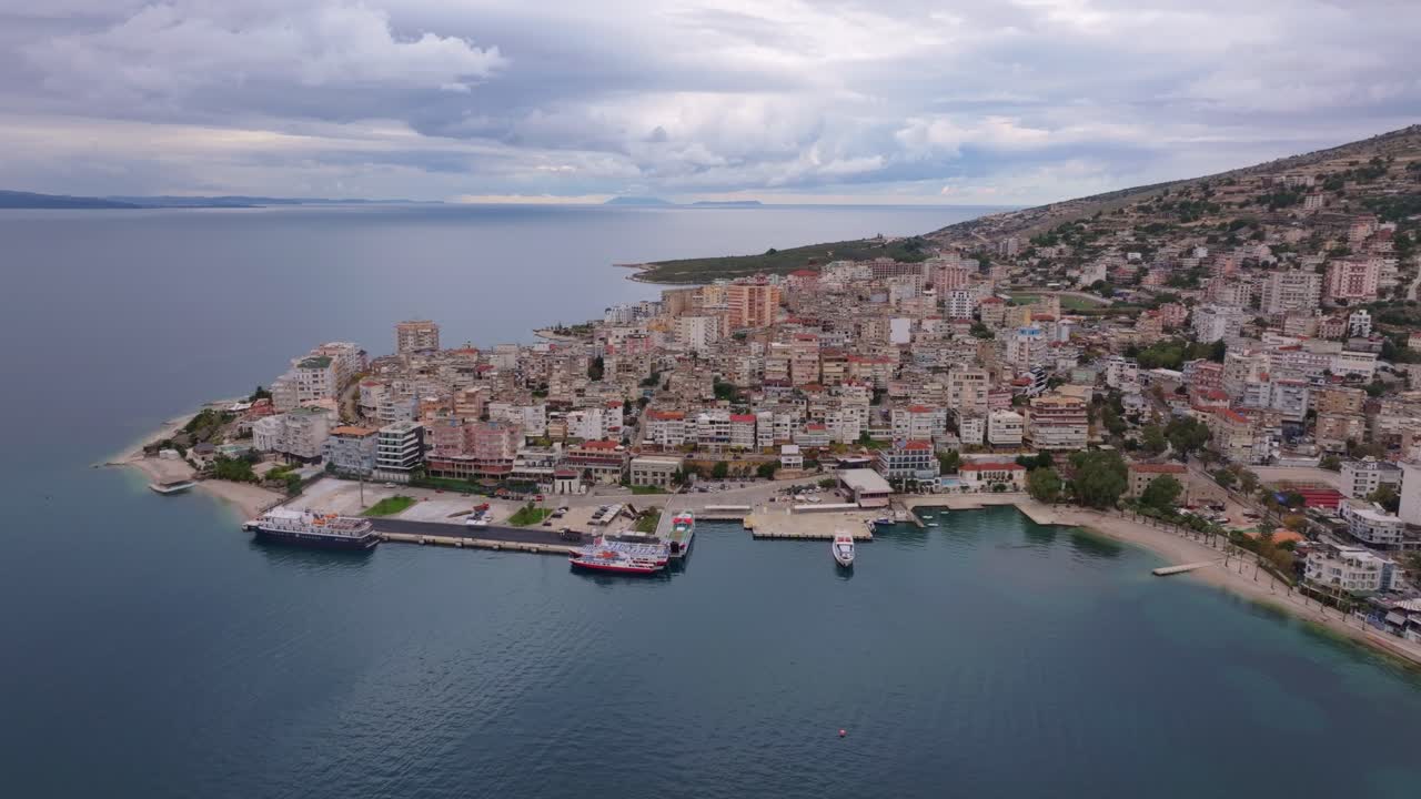 Akdeniz suları ve yamaç evleriyle Saranda kasabasının drone görüntüsü.