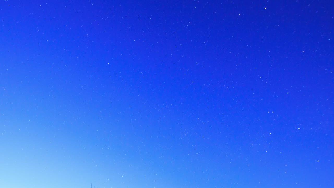 해가 지는 시점부터 어두워지는 시점까지의 별빛 하늘: 극성 주위를 둘러싼 원형의 별들의 밤의 움직임.