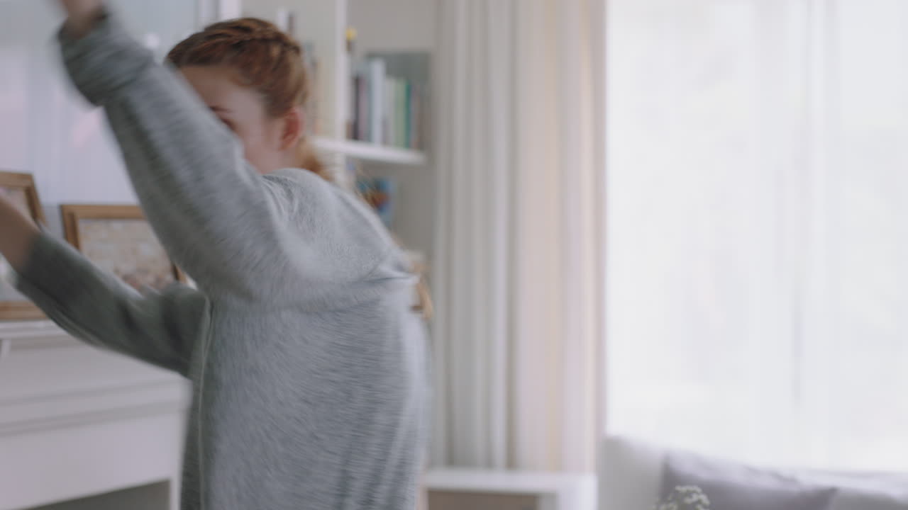 mujer joven bailando en casa divirtiéndose feliz celebrando con movimientos de baile divertidos disfrutando de la libertad el fin de semana imágenes 4k