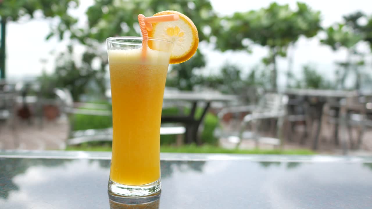 Bicchiere di succo d'arancia all'aperto