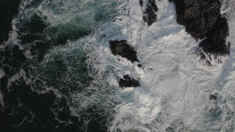 Drohnenaufnahme-Von-Rauen-Wellen,-Die-Einen-Felsen-Auf-Der-Insel-Vancouver,-Britisch-Kolumbien,-Treffen