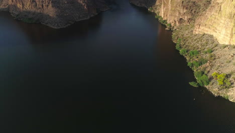 Antena:-El-Dron-Se-Inclina-Hacia-Arriba-Para-Revelar-La-Vía-Fluvial-Entre-Las-Montañas.