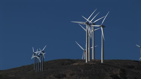 tiro largo de varias turbinas eólicas que generan energía en tehachapi california