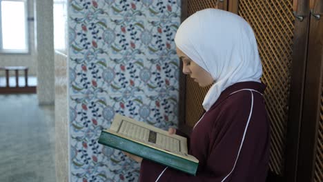 Mujer-Rezando-Corán