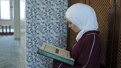 woman praying quran