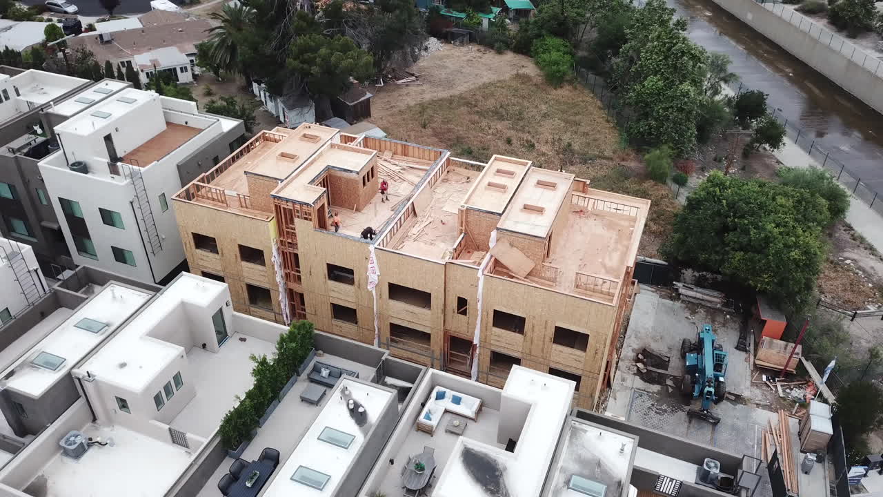 도시의 건설 현장을 돌다