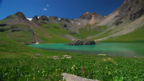 la cuenca del lago de hielo de colorado de ensueño la cabeza del sendero del lago de la isla superior increíble agua brillante azul alpino agua clara verano cielo azul montaña rocosa picos de nieve silverton tellururo flores pacíficas pan movimiento a la izquierda