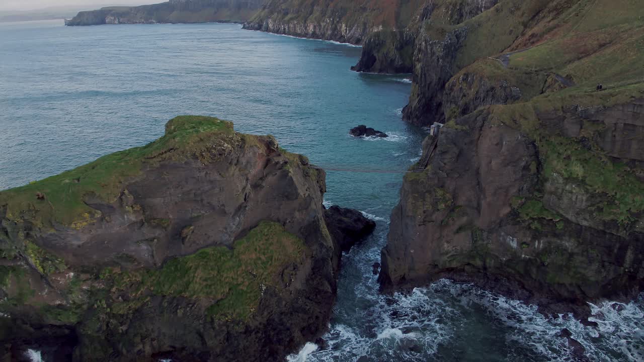 канатный мост каррик-а-реде, часть прибрежного маршрута каузуэй на северном побережье северной ирландии