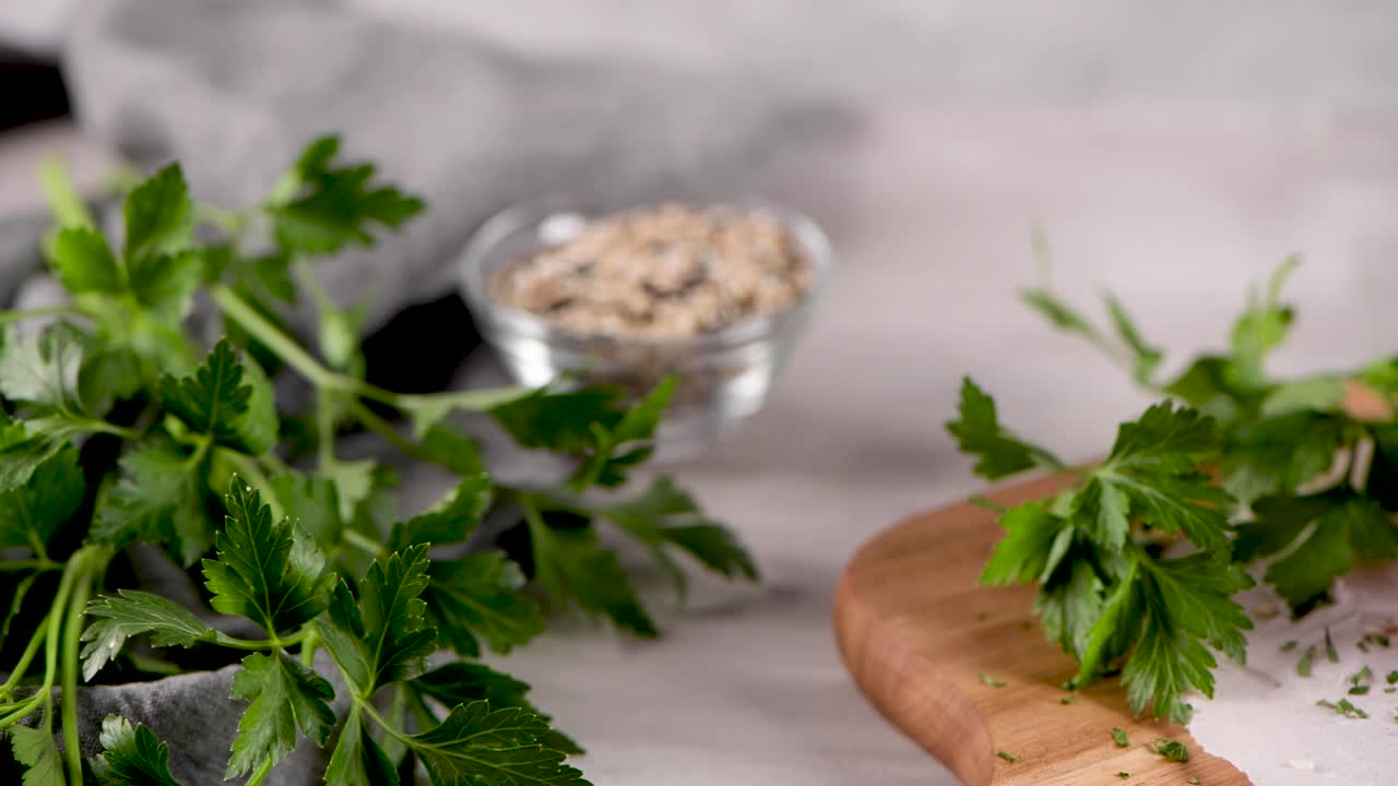 hamburguesa vegetal cruda con remolacha y frijoles blancos