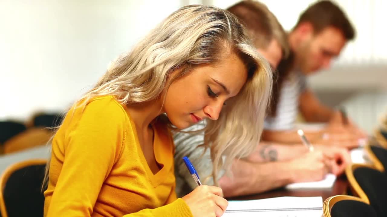 estudiantes tomando notas en la clase