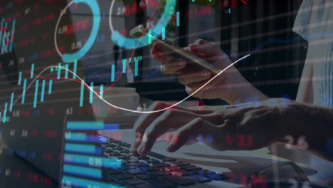 procesamiento de datos financieros contra la sección media de personas que usan computadoras portátiles y teléfonos inteligentes