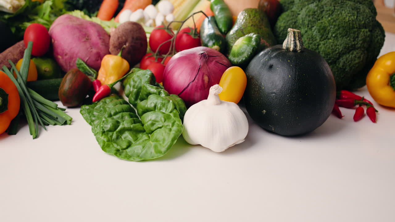 Varietà colorata di verdure biologiche crude per un’alimentazione sana
