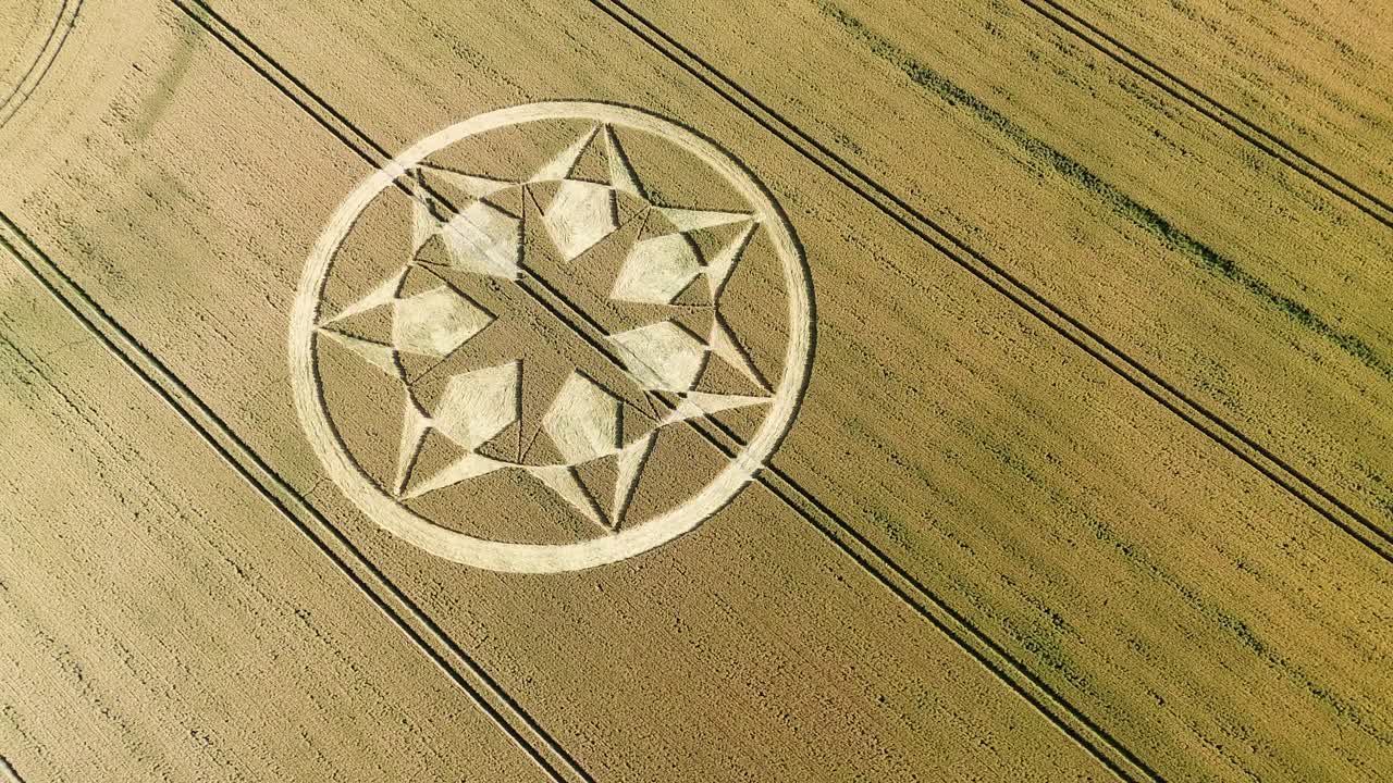 Formazione geometrica di cerchi nel grano in un campo di grano a Marten, Wiltshire, Inghilterra, Regno Unito - Ripresa da drone