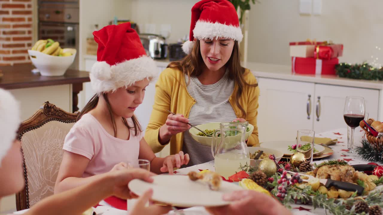 mujer caucásica sirviendo comida a su hija