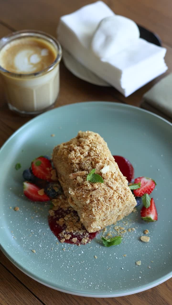 pastel de napoleón con café