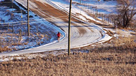 mujer corriendo por un camino de tierra en el campo