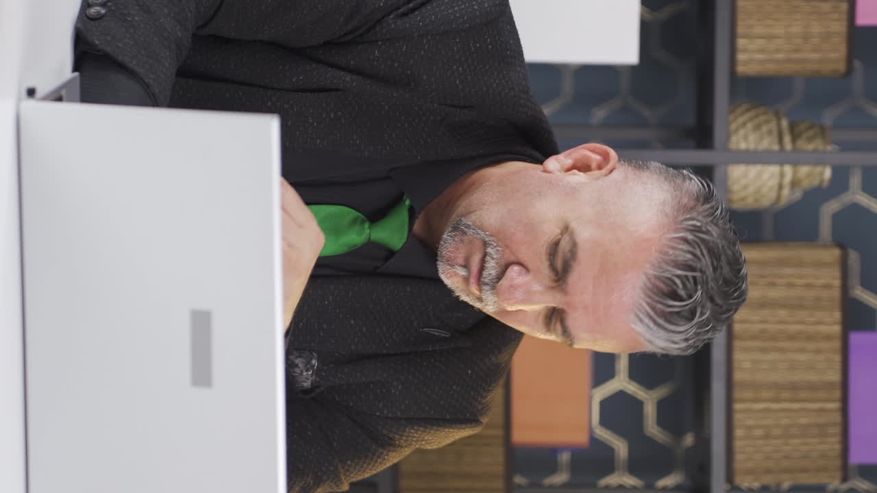 시간 압박에 시달리는 까다로운 사업가의 수직 비디오.