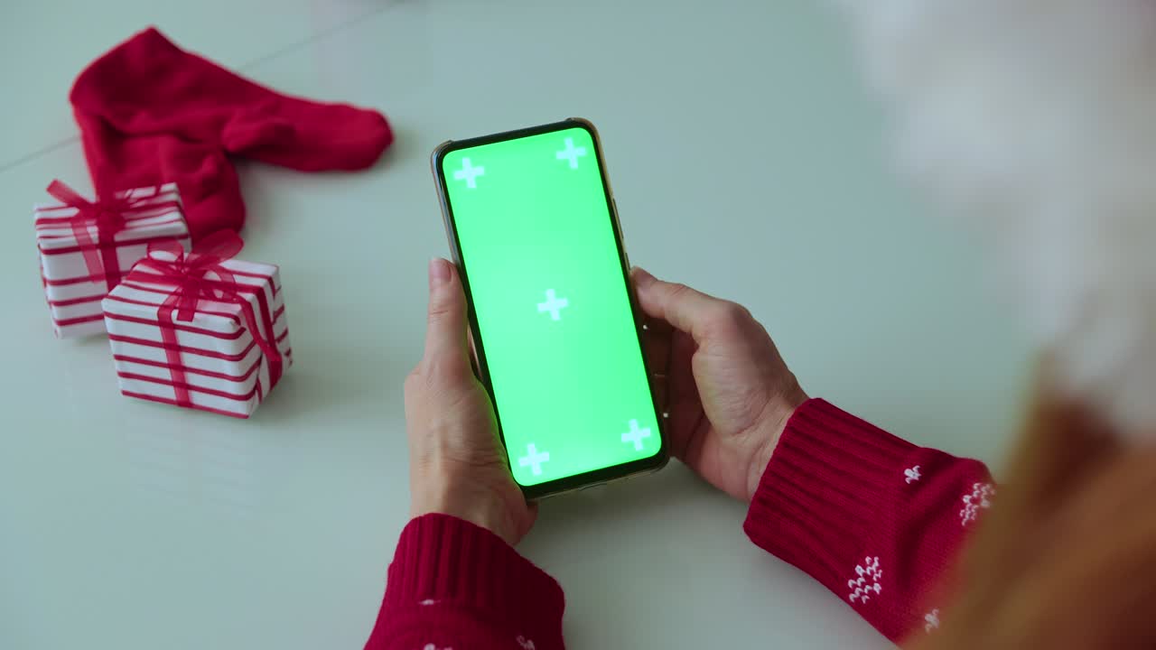 pantalla verde pnone en las manos. tiempo de navidad