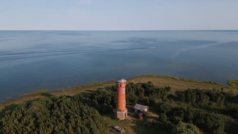 Luftdrohnenflug-Zu-Einem-Verlorenen-Ort-Alter-Leuchtturm-An-Der-Küste-Der-Ostsee---Landschaft-Von-Estland-In-Europa---Naturhubschrauber-Überführung-Zur-Gründungsaufnahme-Sommer-2022---Vogelperspektive---Schiff