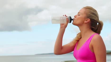 Fitte-Blondine-Joggt-Am-Strand