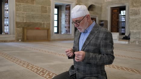 Man-praying-with-rosary