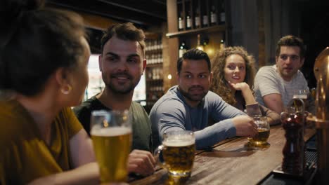 Grupo-De-Amigos-Pasando-Tiempo-Juntos-En-El-Bar.